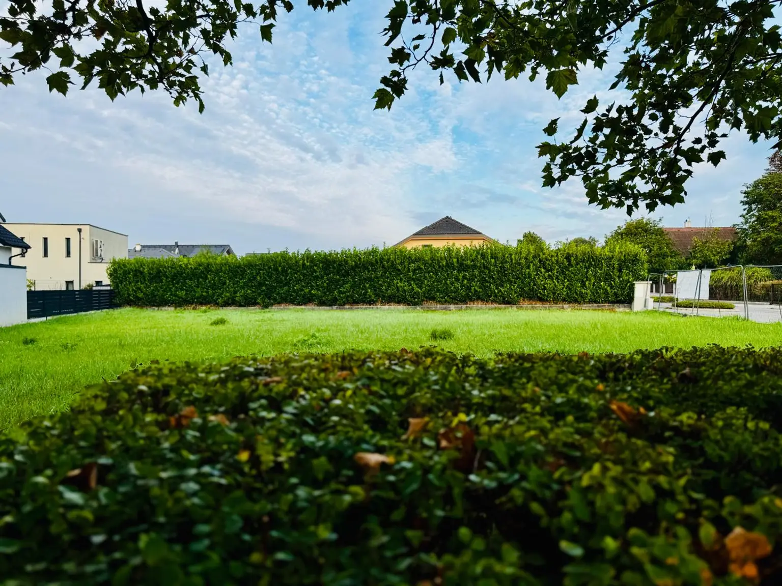 "Sonnige Westlage im Herzen von Biedermannsdorf: 800 m² Eckgrundstück!"