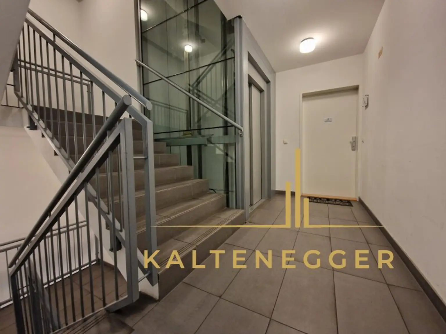 Stiegenhaus mit Personenlift