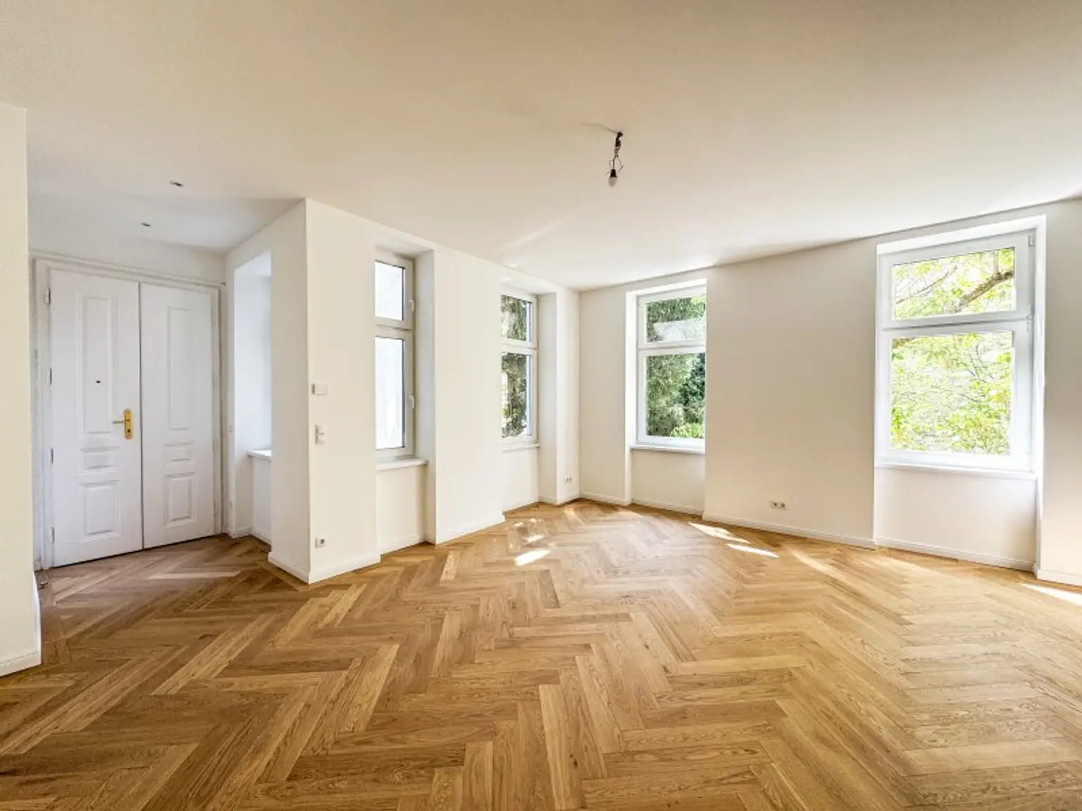 Altbau-Charme zum Erstbezug | Lichtdurchflutet, ruhig & grün | U4 vor der Tür