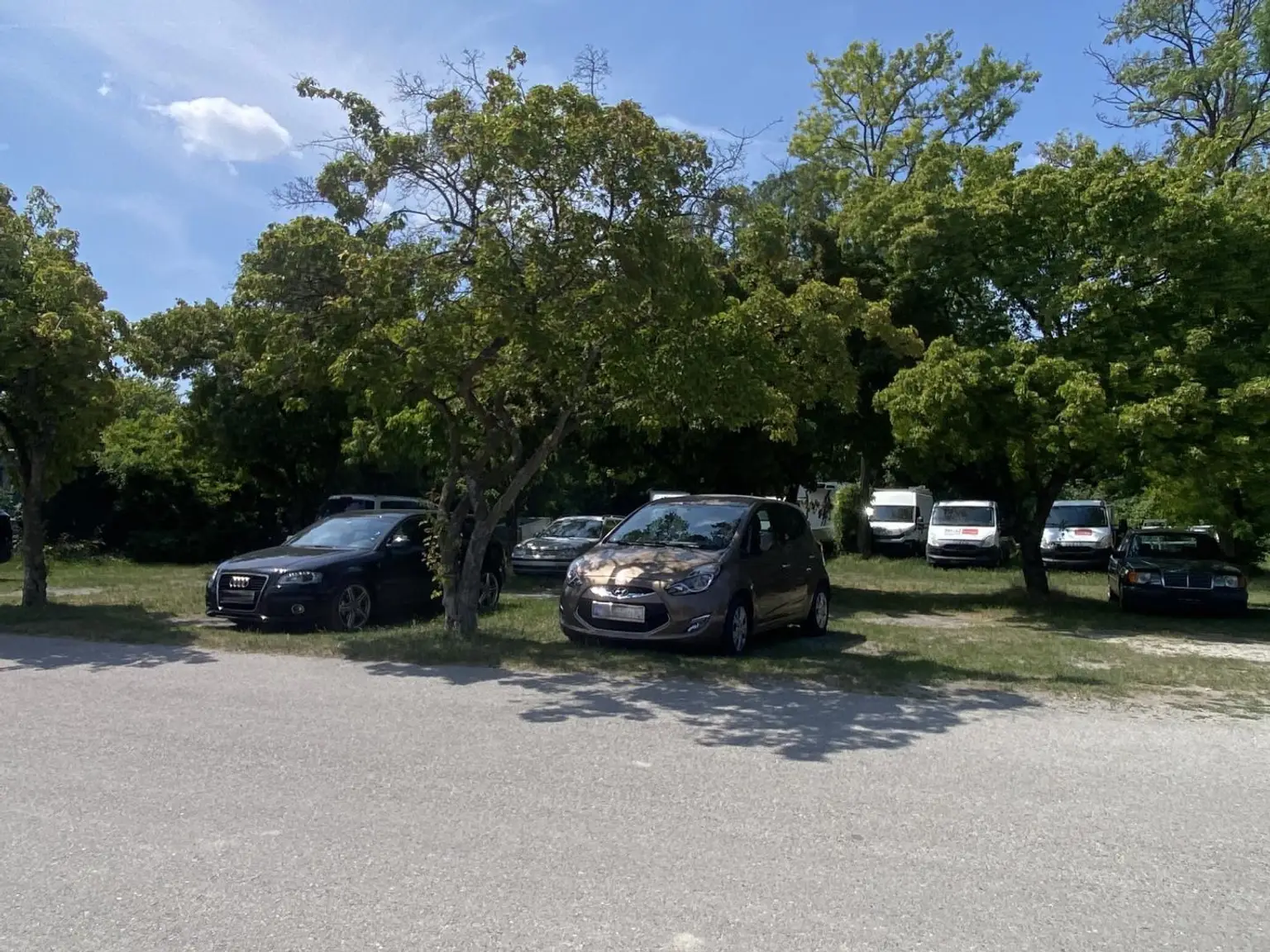 Parkplatz bei Zufahrt Siedlung