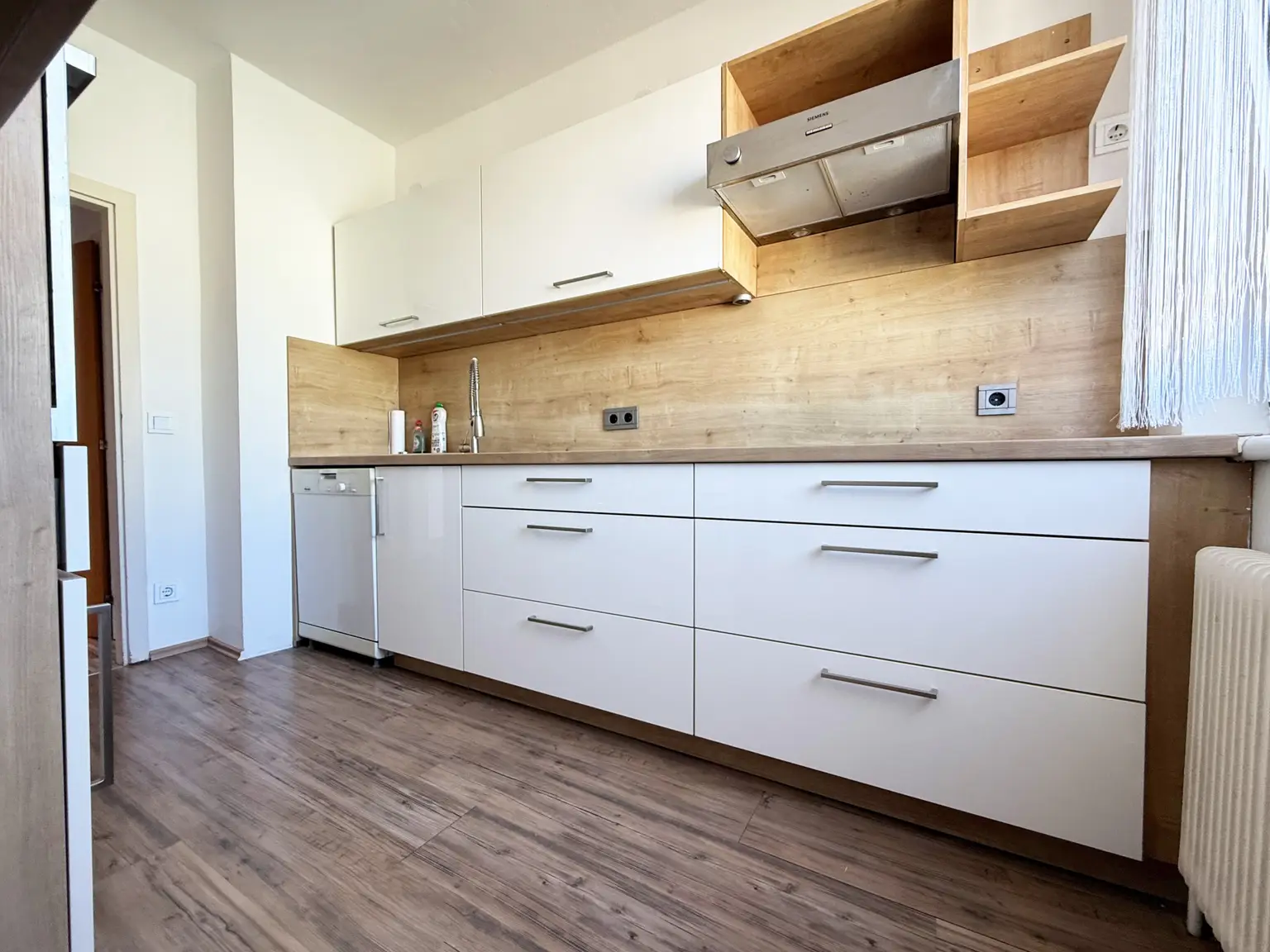 Küche mit Geräten und großem Kühlschrank