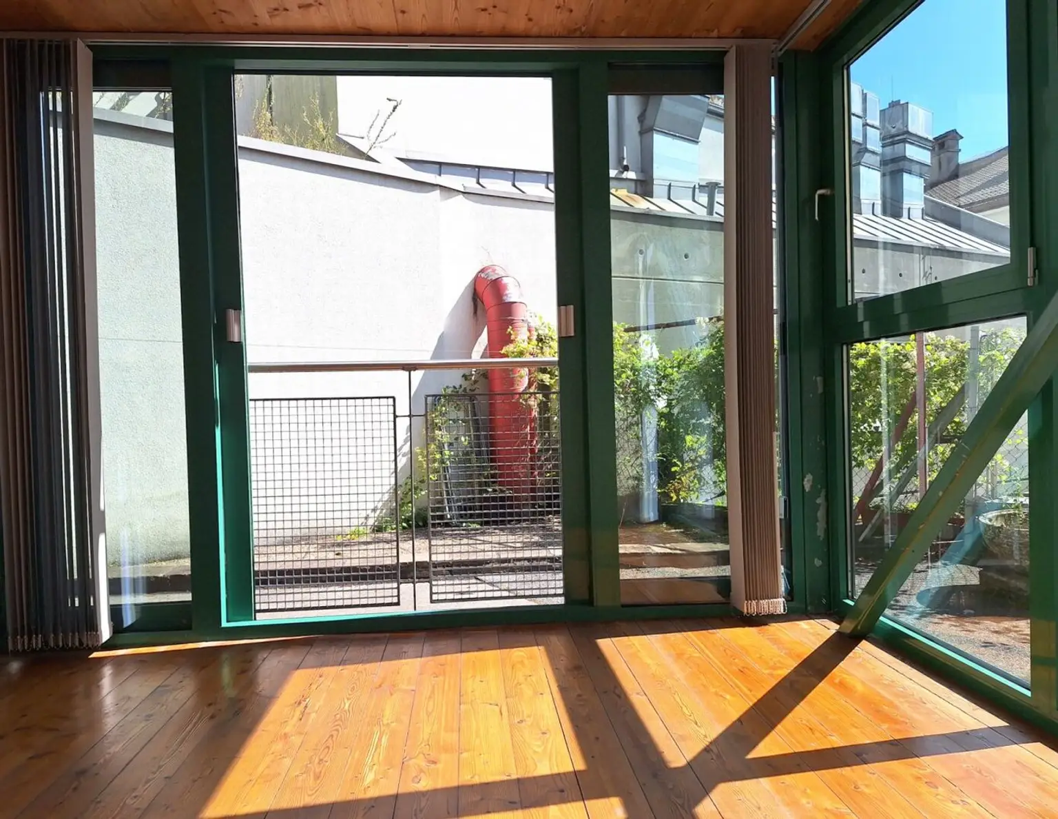 Stadt-Büro/ Studio mit Wintergarten und Parkplatz vor der Türe!