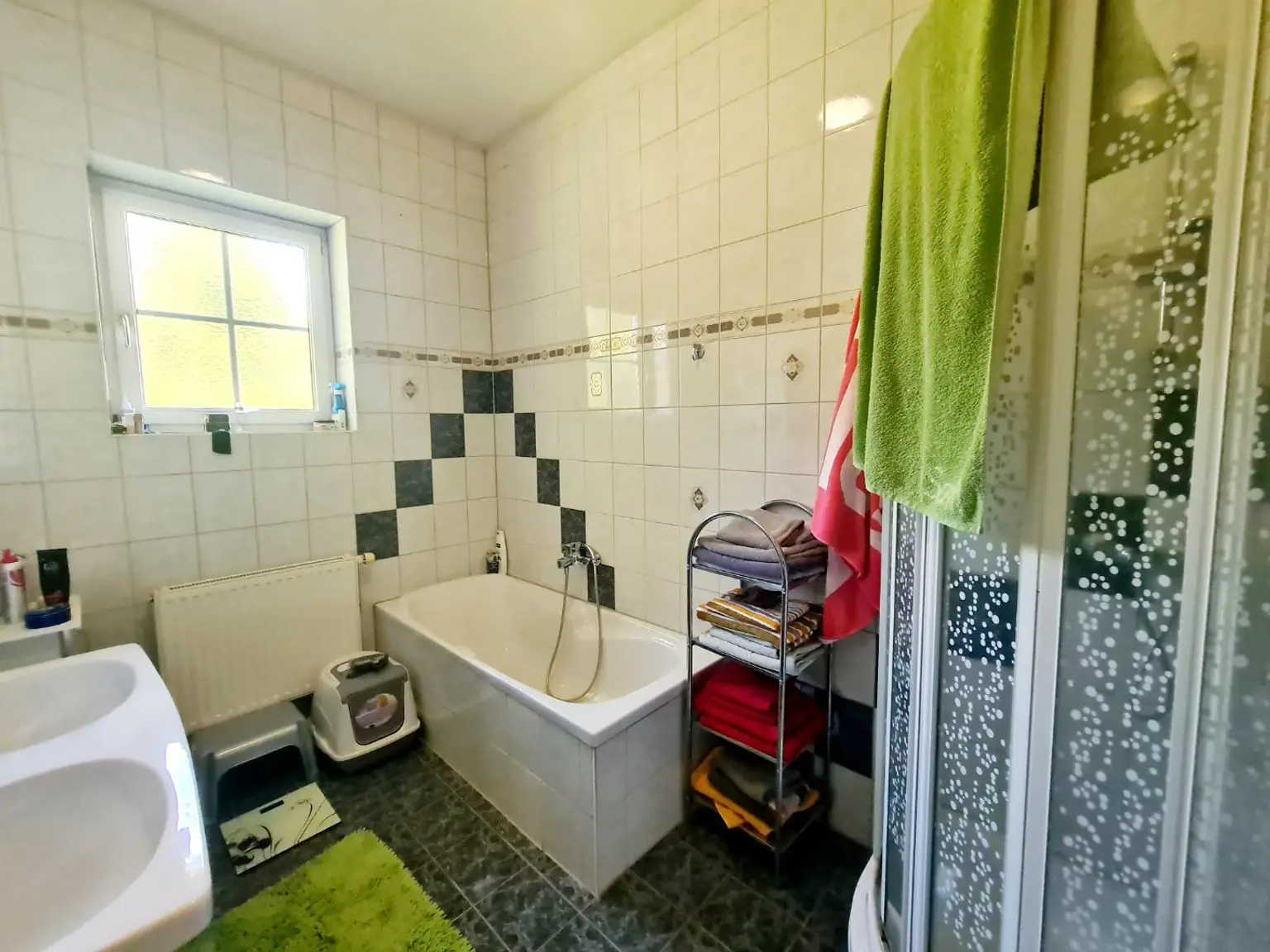 „Wohnen & Wohlfühlen im Hügelland – vielseitige Immobilie mit 8 Gästezimmern & Privatwohnung“