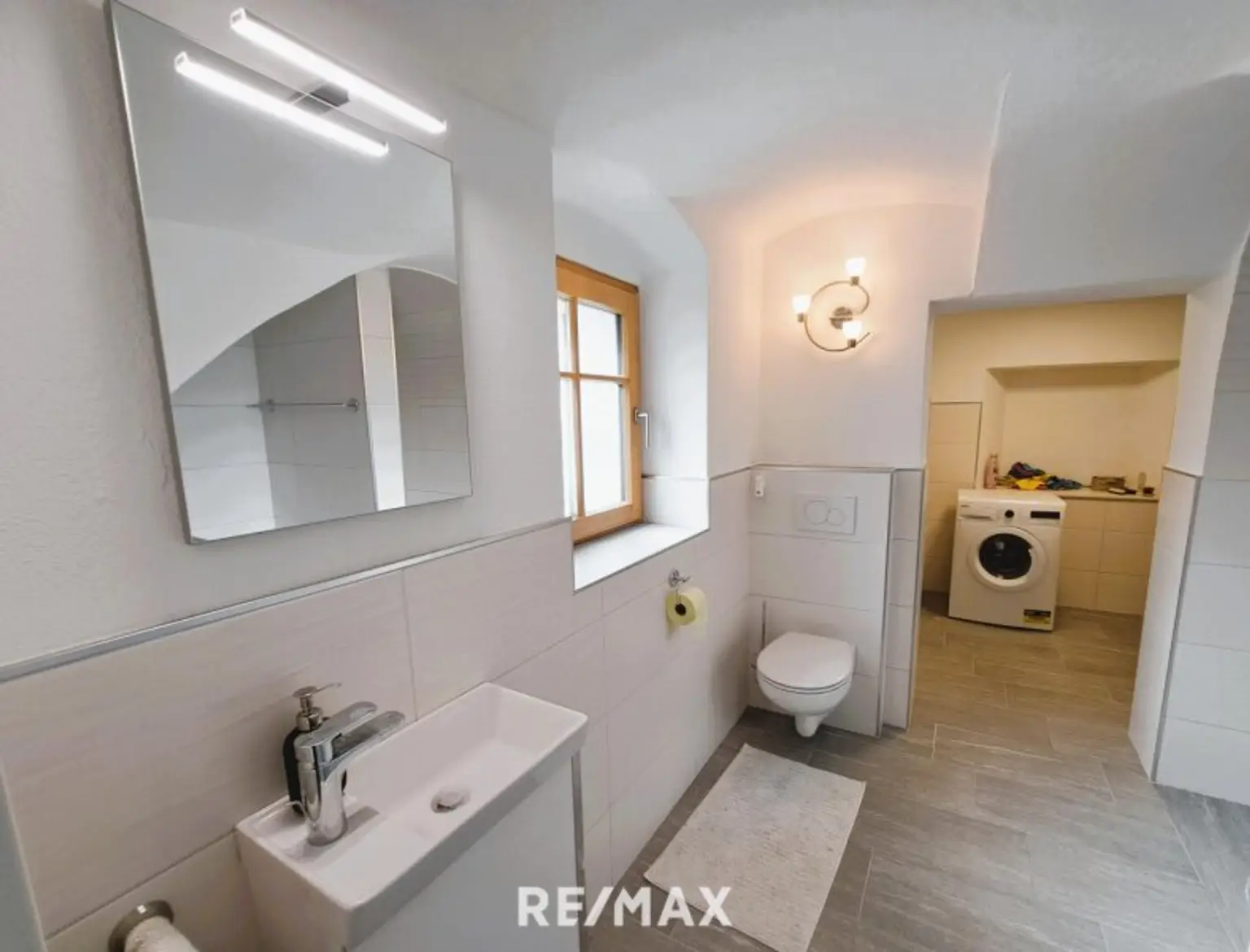 Badezimmer mit Waschraum