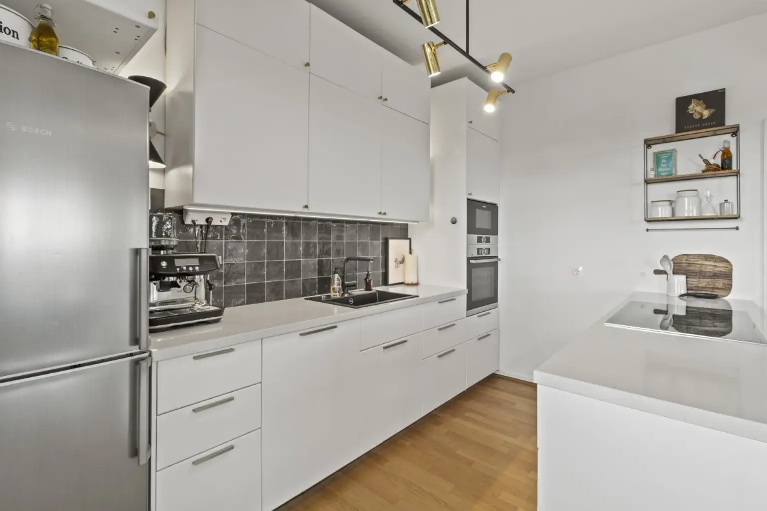 E | ++ DREI ZIMMER im DG ++ Stilvolles Wohnen mit FERNBLICK | Prima Service Immobilien