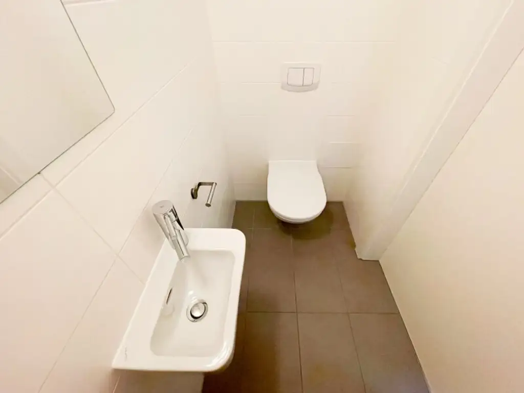 ALTBAUWOHNUNG MIT HOFSEITIGEM BALKON: 3 Zimmer inkl. Küche im 3. Liftstock