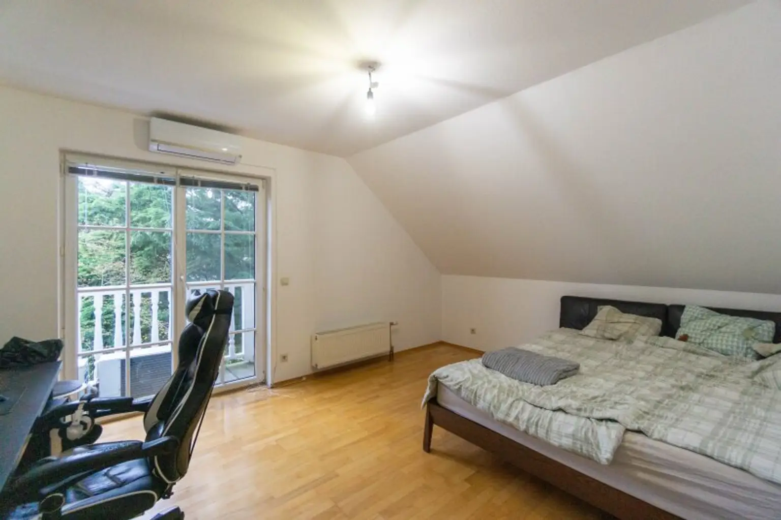 Zimmer mit Balkon Dachgeschoß