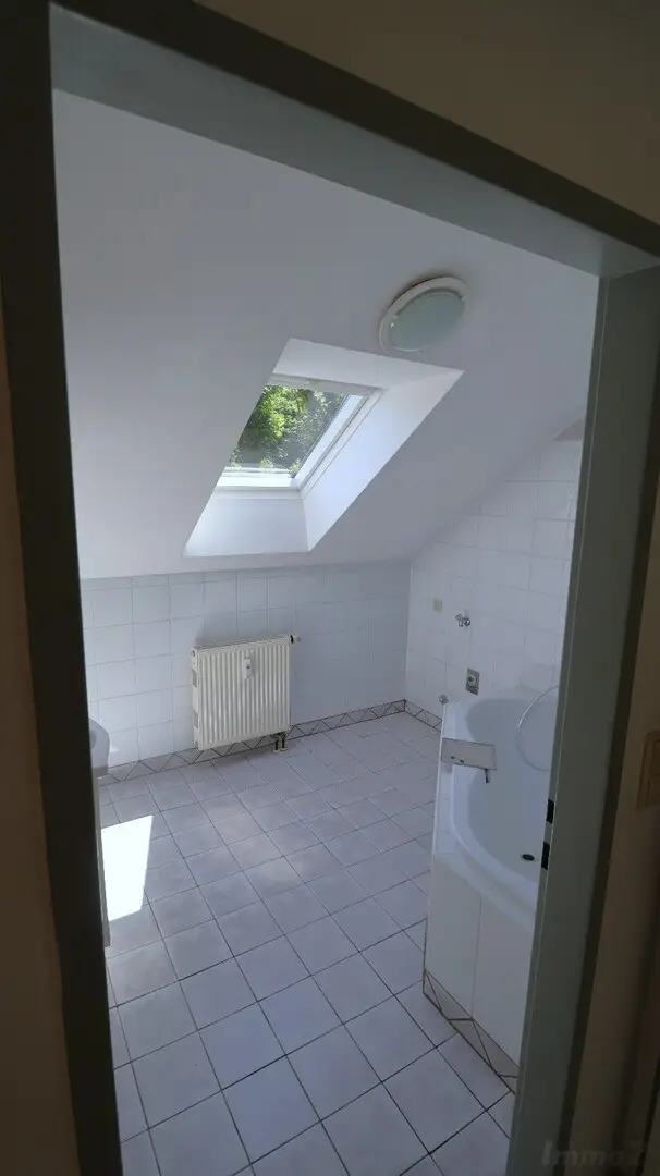 Bad mit Fenster und Eckbadewanne