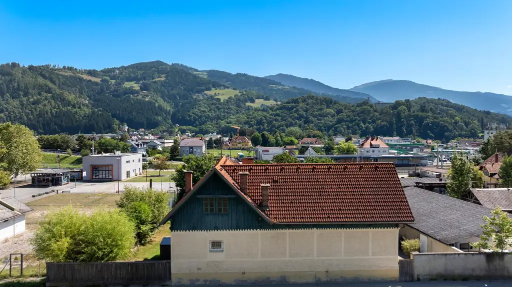 Großzügiges Haus in zentraler Lage samt großem Grundstück mit attraktivem Entwicklungspotenzial