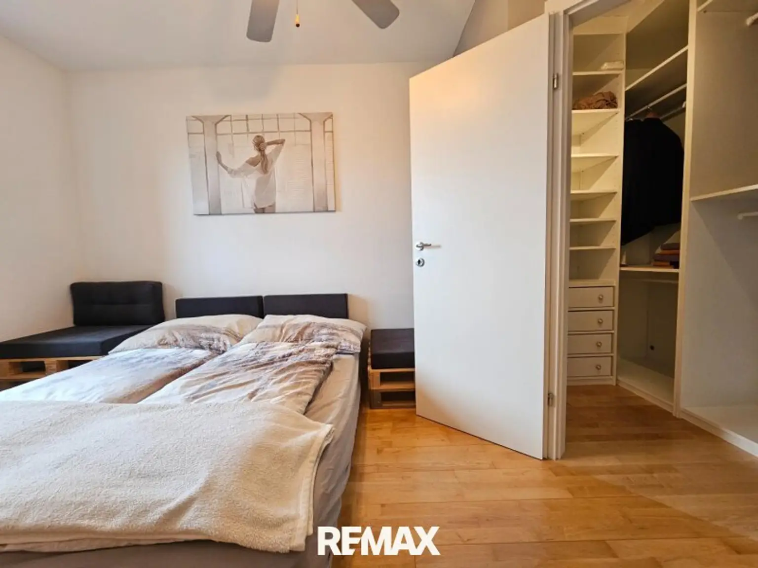 Schlafzimmer mit beg. Kleiderschrank