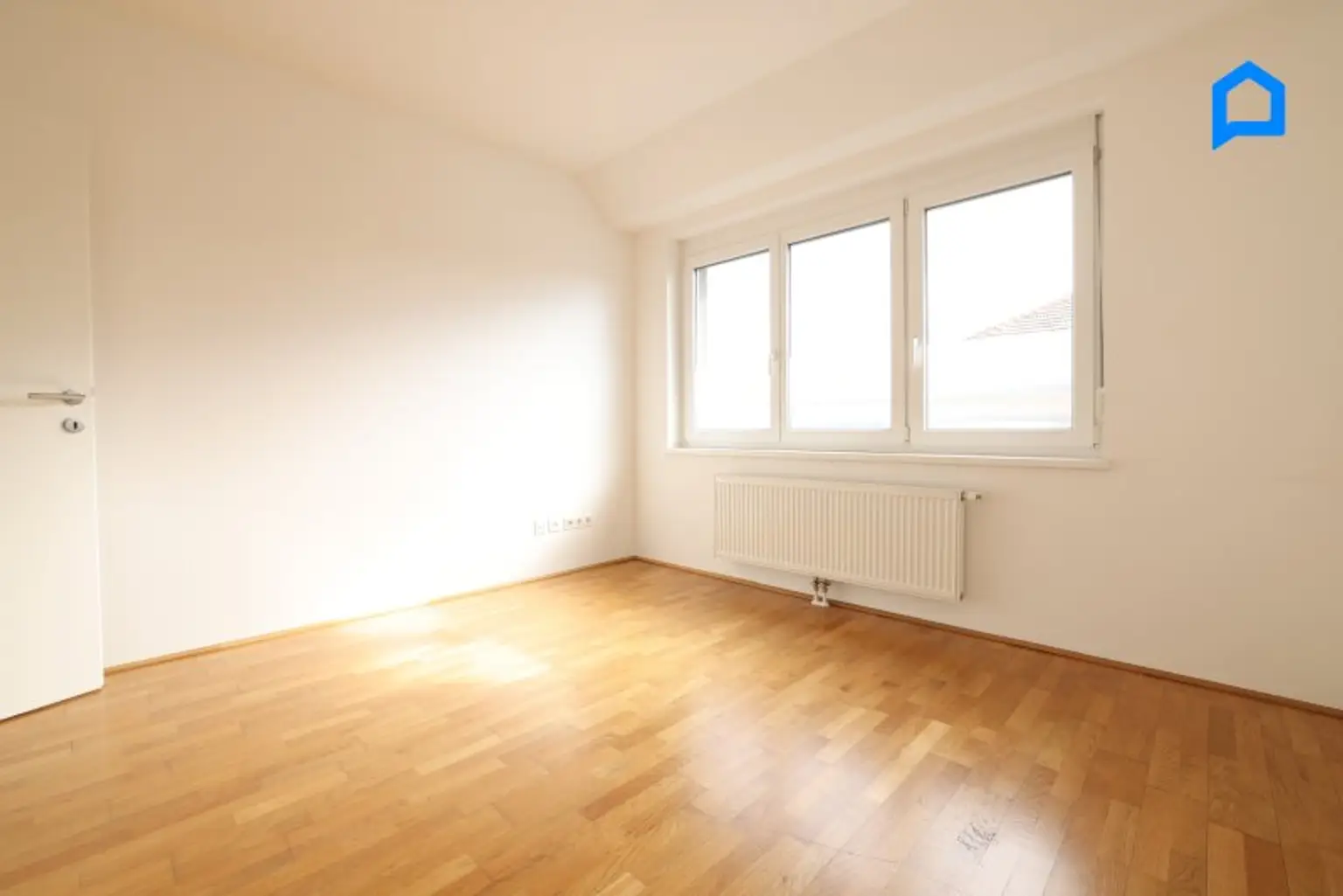 Großartige Dachgeschosswohnung mit 146 m² plus 21 m² Dachterrasse plus 8 m² Balkon, 4 Zimmer, KLIMA, großer Vorraum, Tiefgaragenplatz optional !