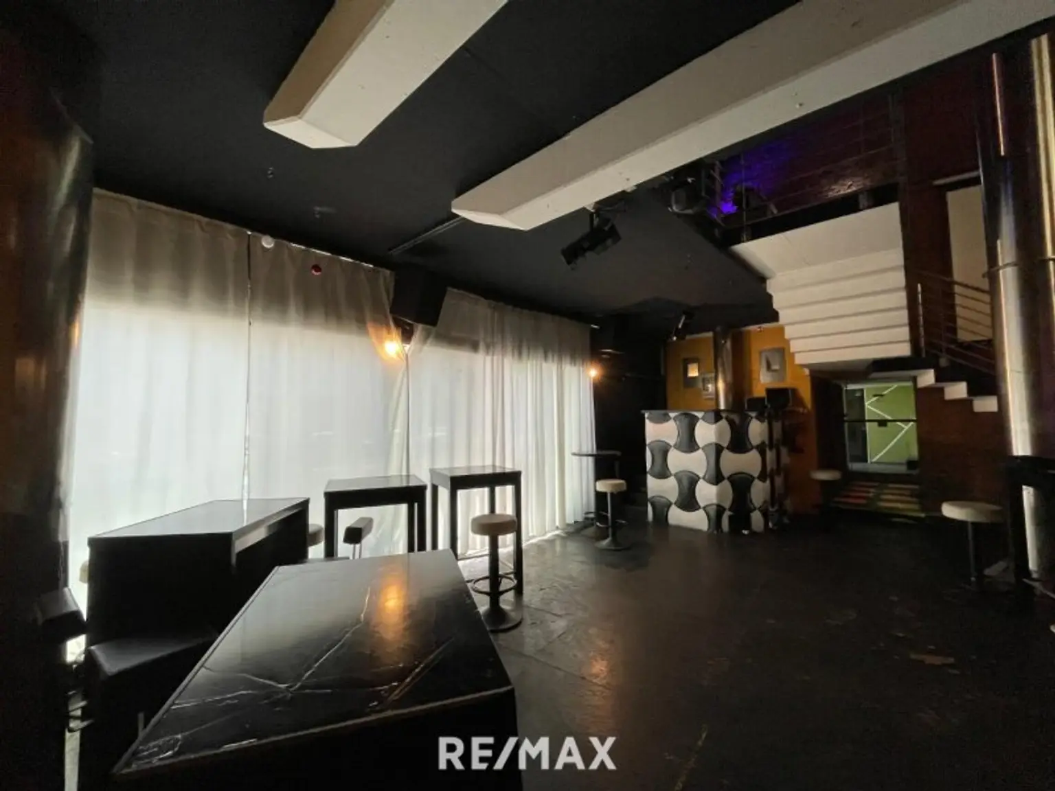 Tanzfläche mit DJ Pult