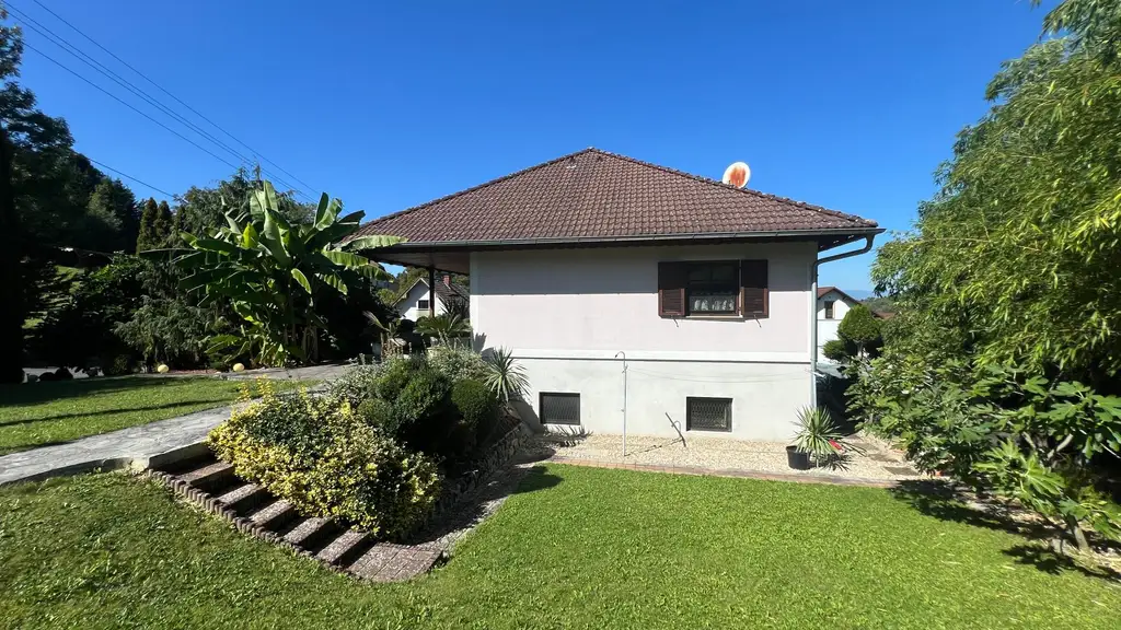 Geräumiges Einfamilienhaus, vollunterkellert, mit sehr schönem Garten!