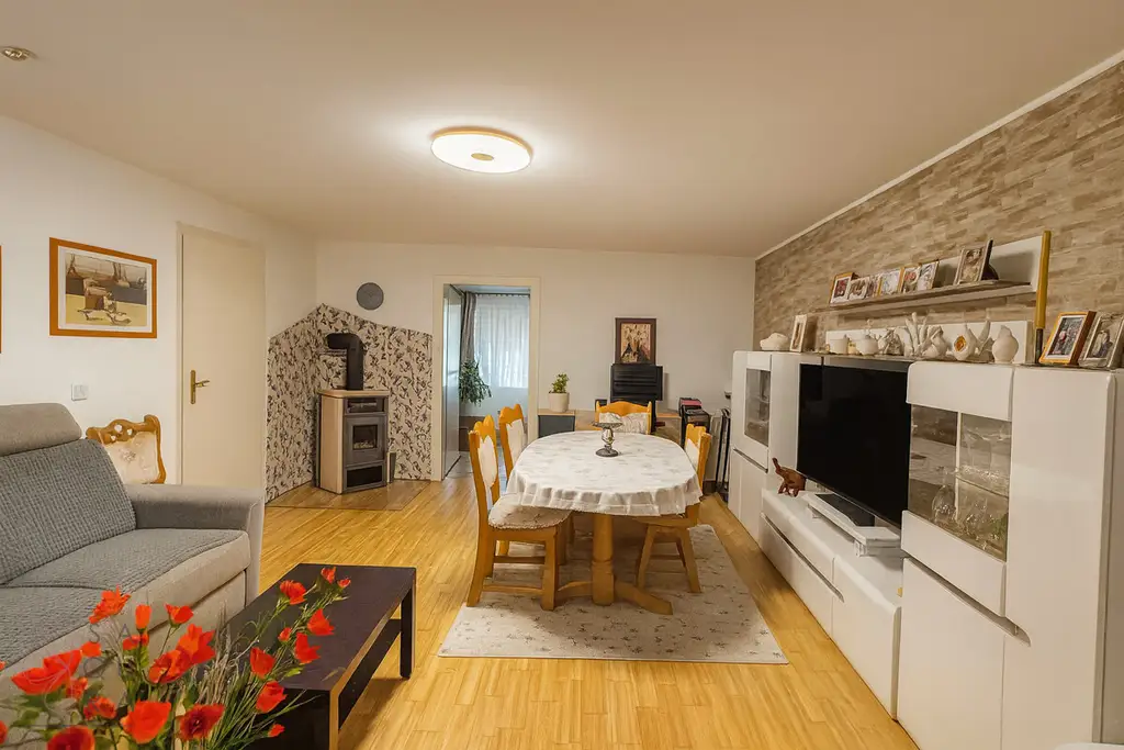 Charmantes Einfamilienhaus mit Einliegerwohnung, Garten und Garage – vielseitig nutzbar
