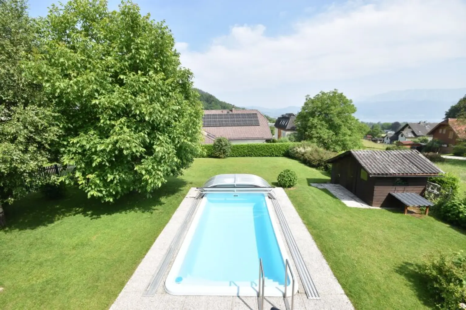 "TRAUMHAFTER BLICK AUF DEN ATTERSEE - Neu renoviertes Ferienhaus mit Einliegerwohnung und großem Garten"