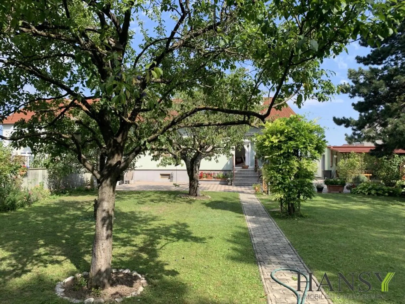 Großzügiges, bezugsfertiges Traumhaus mit Baugrund, Doppelgarage und Gartenidylle