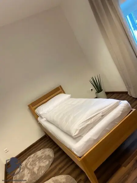 Außergewöhnliche Villa mit drei Wohneinheiten, Gewerbeeinheit & teilbarem Grundstück