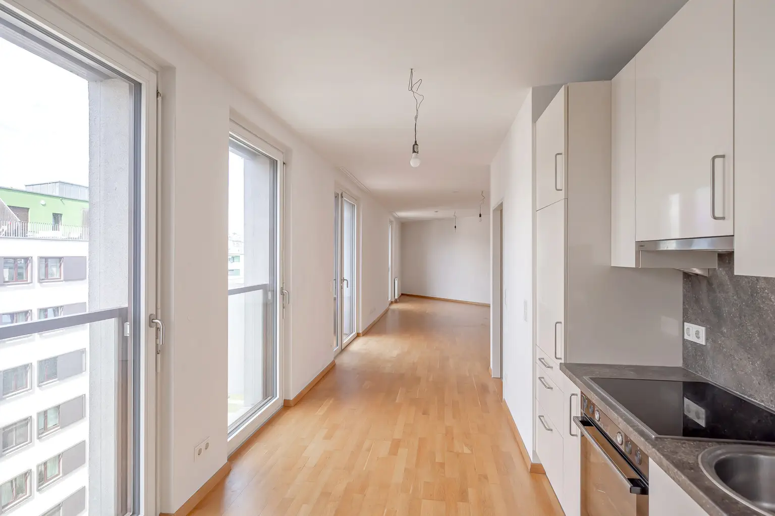 Küchenzeile mit Blick zu Wohnzimmer