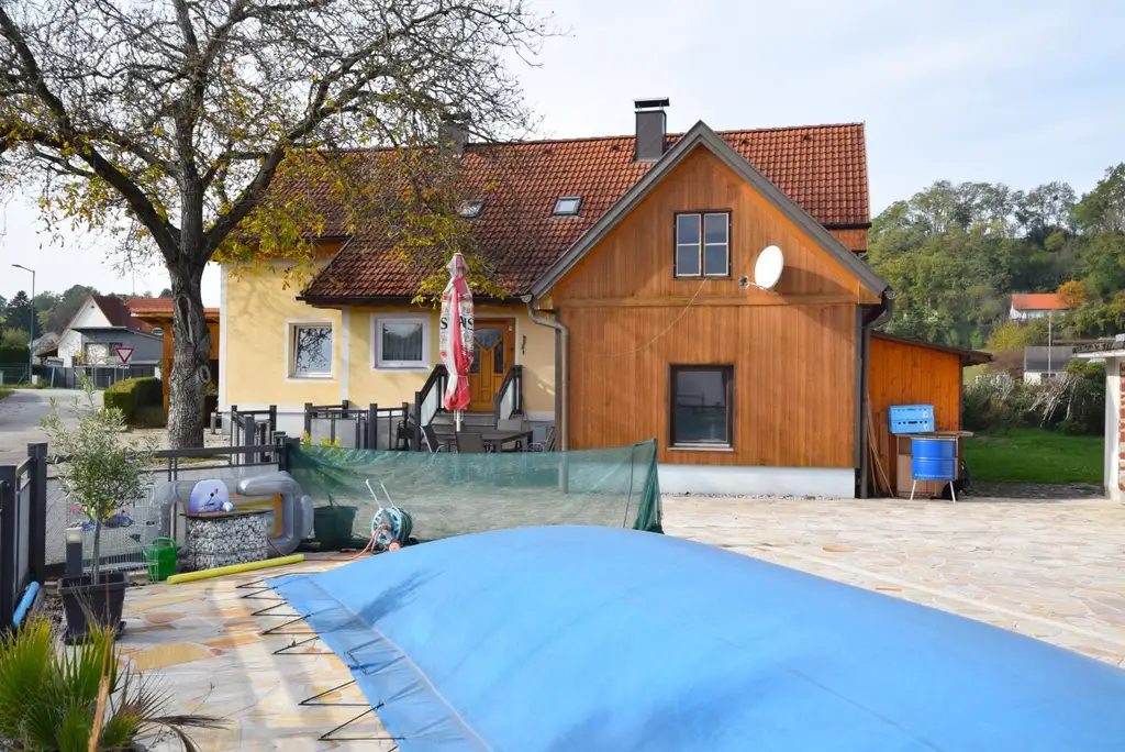 Geräumiges Haus mit Garten und Pool