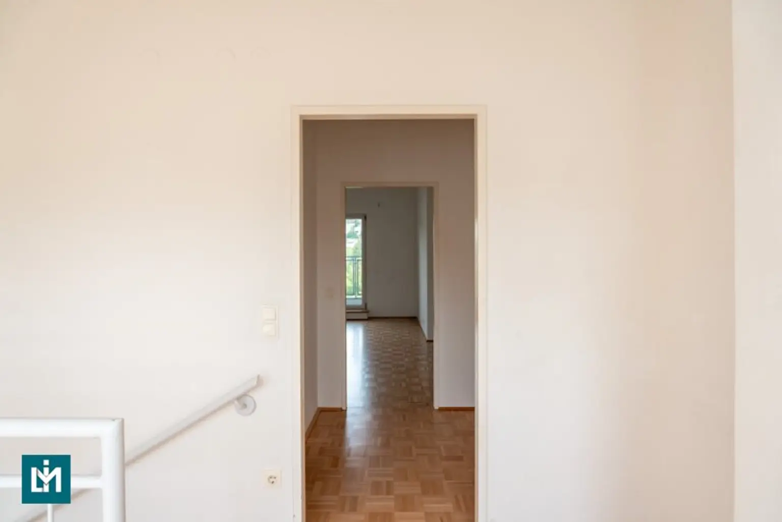 SCHÖNE 2 - ZIMMER MAISONETTE MIT GALERIE UND 2 TERRASSEN / NÄHE KRANKENHAUS GÖTTLICHER HEILAND