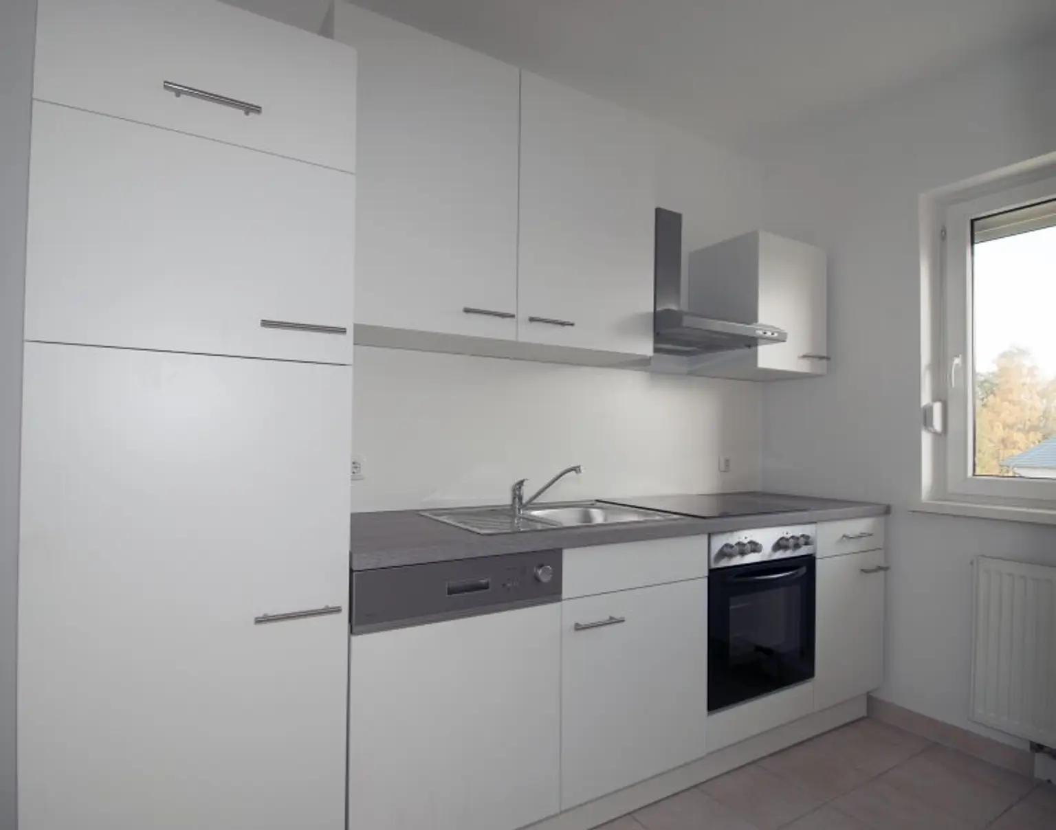 Einbauküche mit Geschirrspüler und Kühl- Gefrierschrank