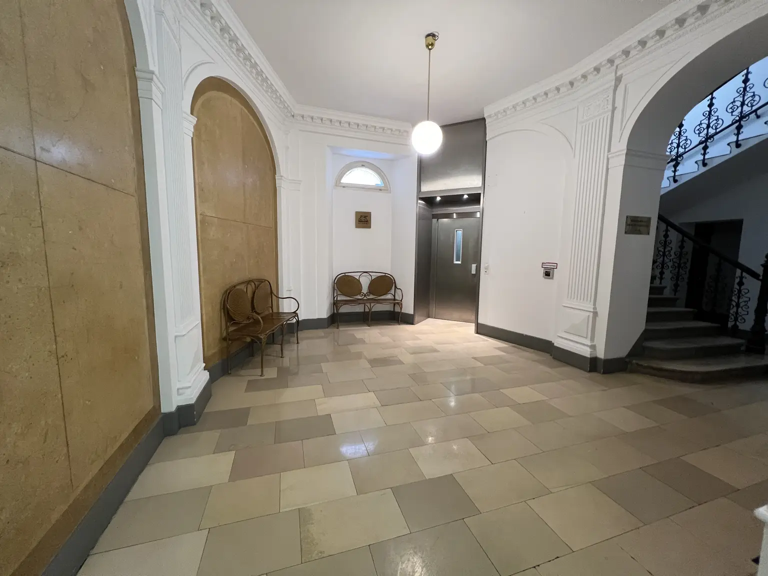 Top-Lage beim Stephansplatz: Moderne, klimatisierte Dachgeschoßwohnung im stilvollen Haus