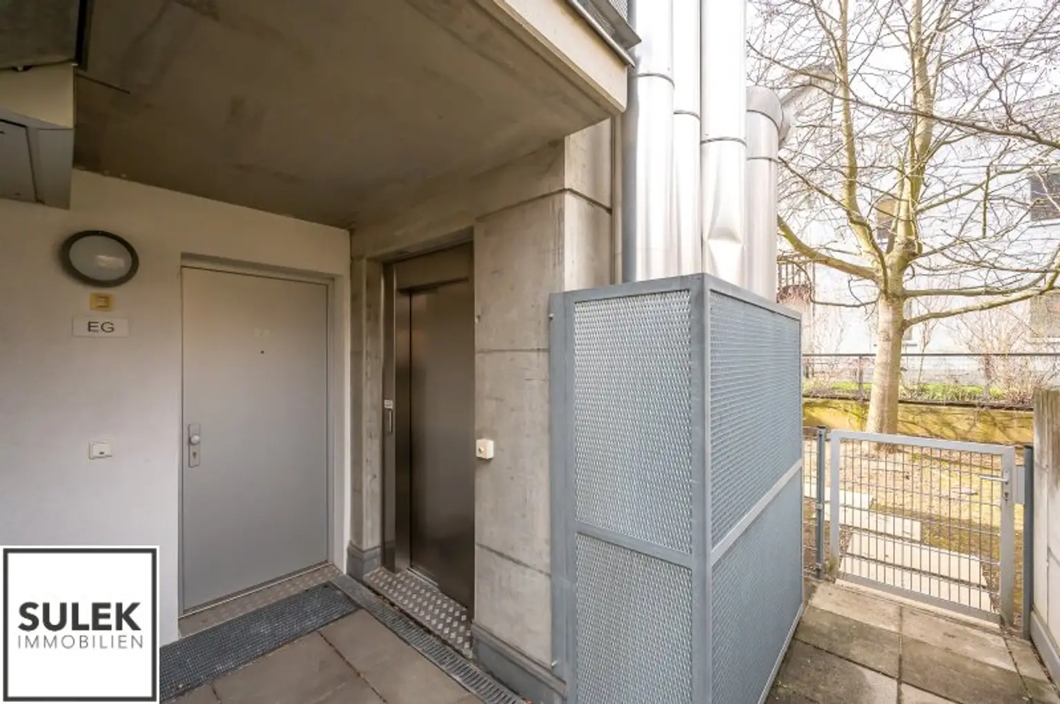 Zweiter Wohnungseingang, Lift zur Tiefgarage, Gartenzugang