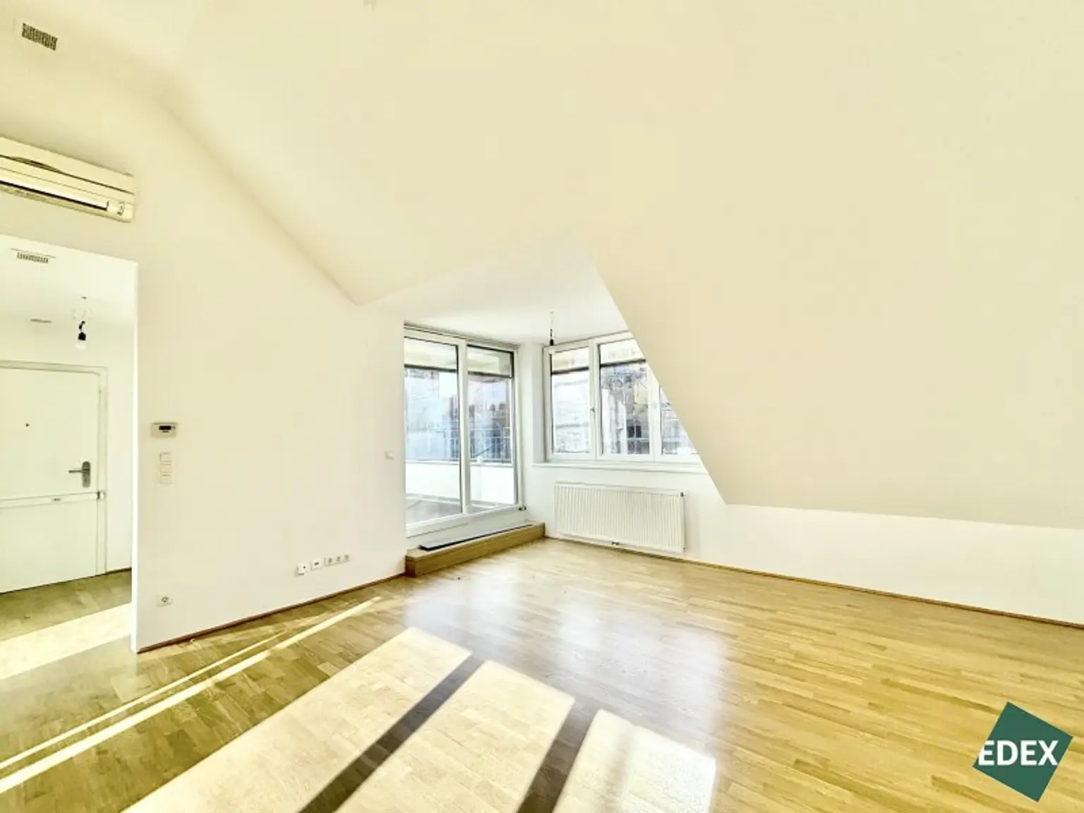 Charmante 2-Zimmer-Dachgeschosswohnung mit Süd-Terrasse und Kühlung nähe Arenbergpark