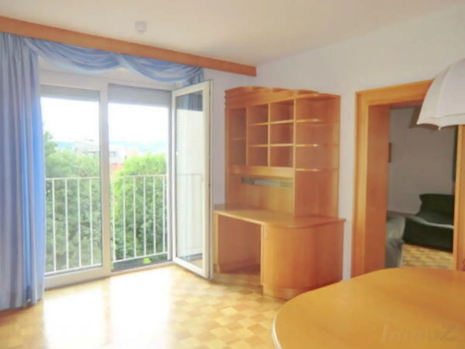 Wohnzimmer mit Balkon