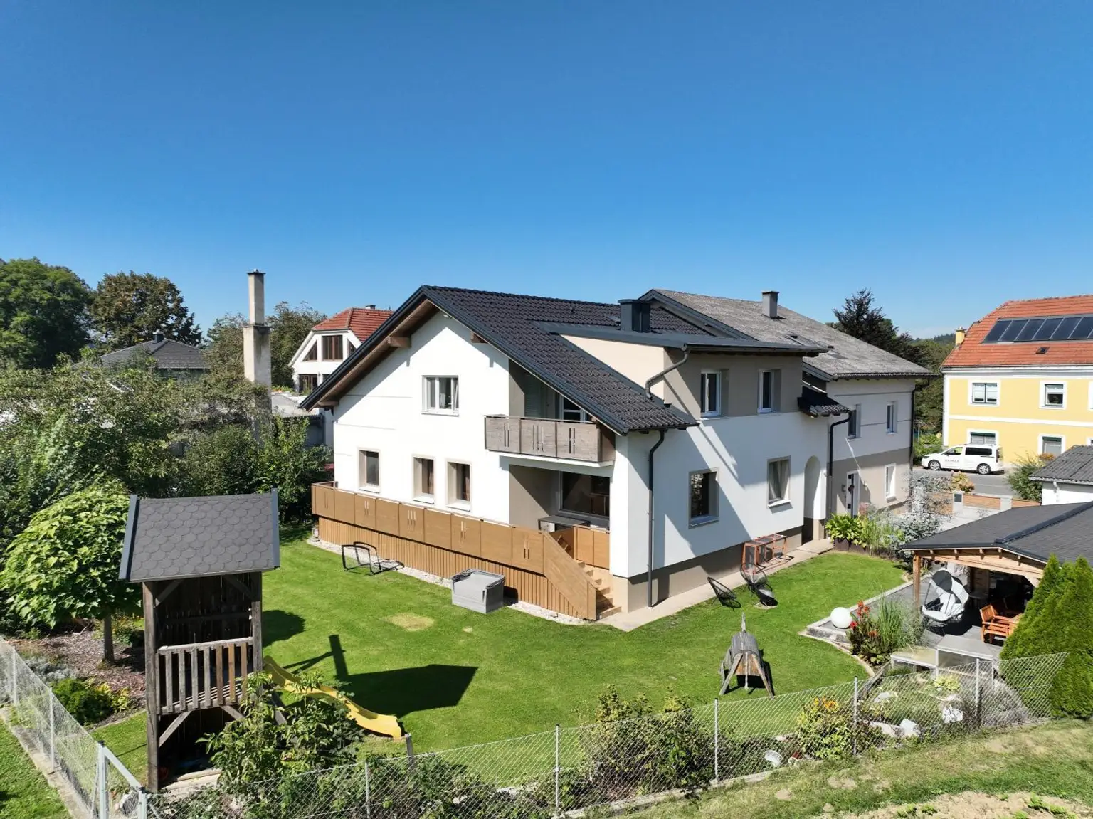 Blick in den Garten und zum Haus