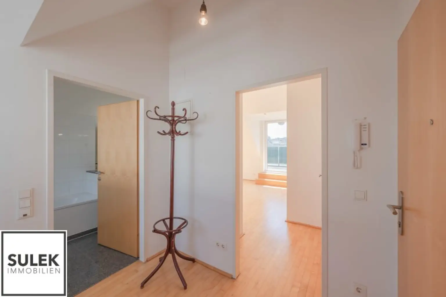 Großzügige, sonnige DG-Neubauwohnung mit hofseitiger Terrasse nahe Einkaufsstraße & U6 - ab 1.12.25!