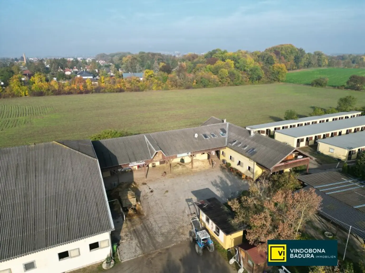 Exklusive Reitsportanlage vor den Toren Wiens – 145 Boxen | Reithallen | Reitplätze | Koppeln | Villa & Personalwohnungen