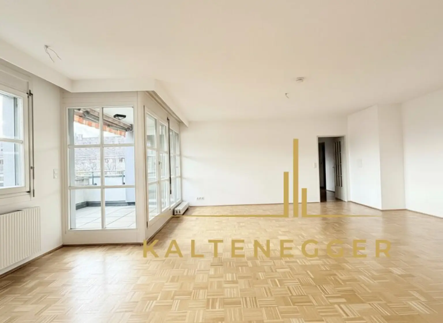 Blick von Küchenbereich auf Wohnbereich mit Loggia