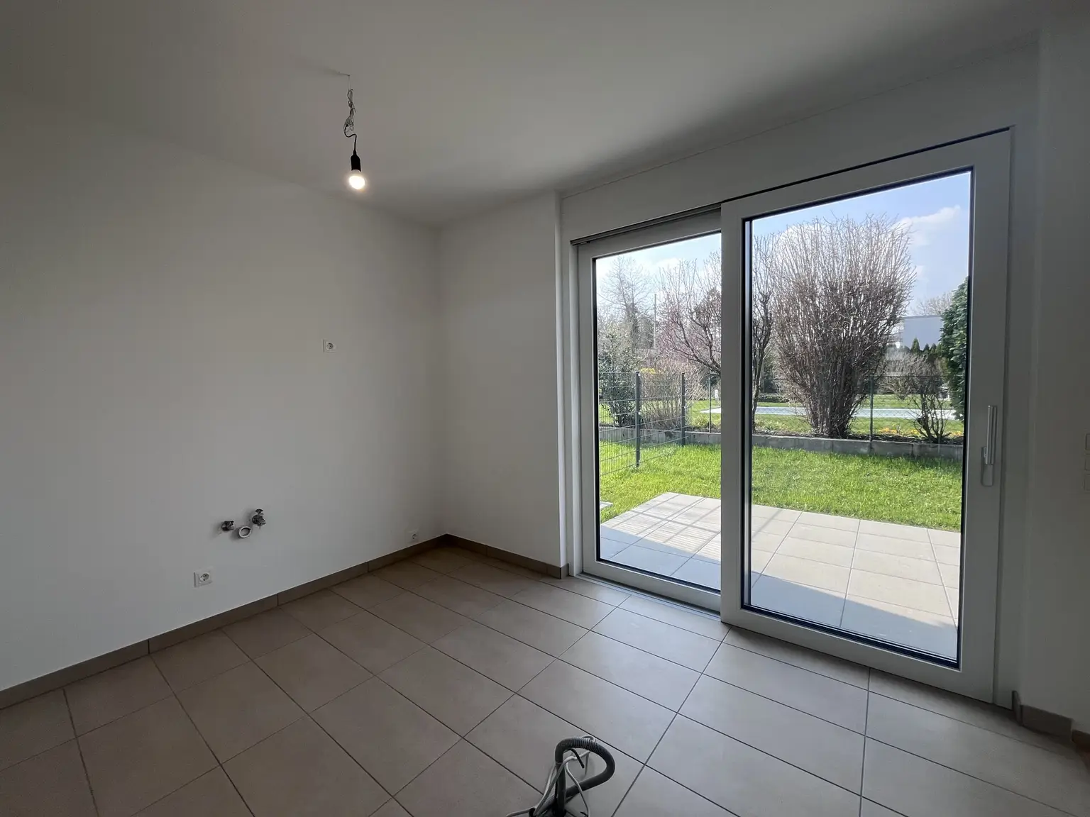 Erstbezug !! Traumhafte Doppelhaushälfte , Wohnkeller  mit Garten und 2 Stellplätzen!