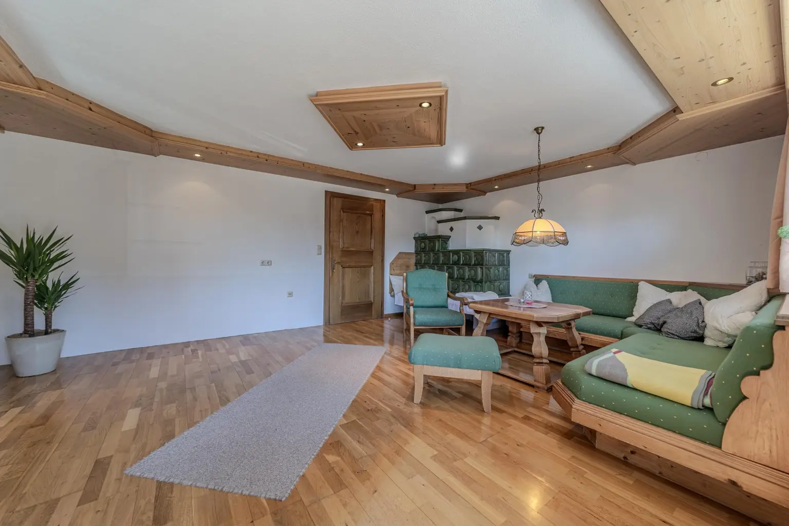 Wohnzimmer mit Kachelofen