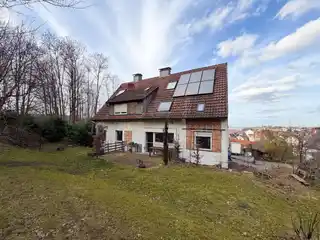 Hausansicht mit Garten, Terrasse und Ausblick