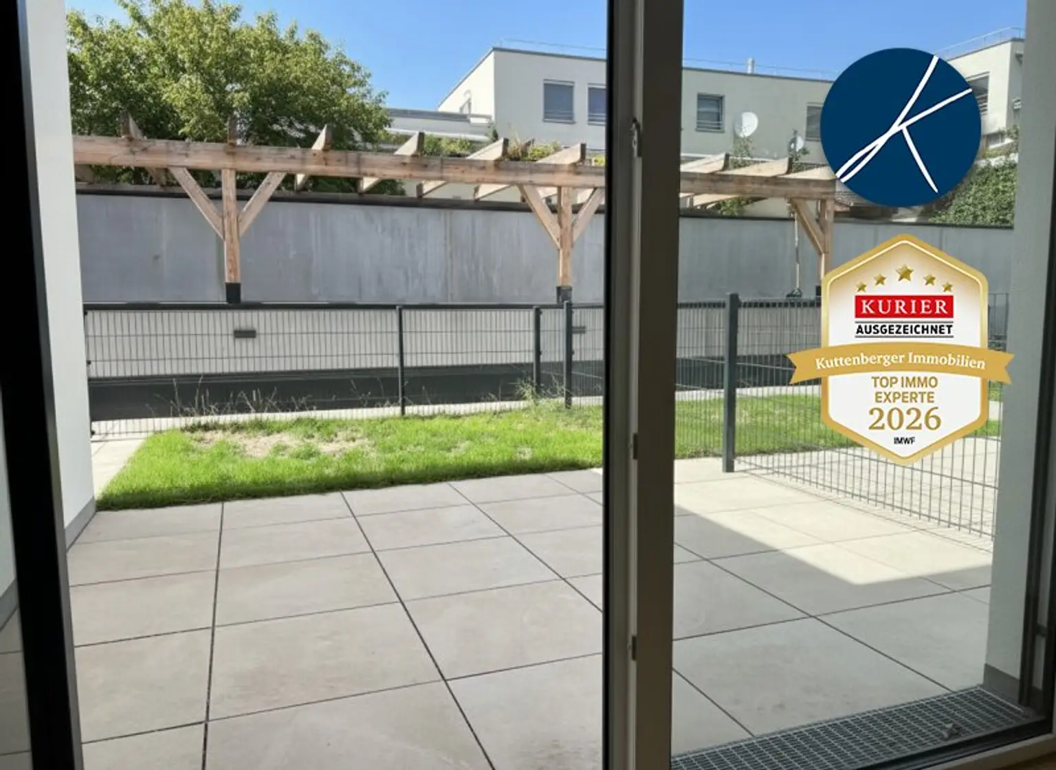 Terrasse und kleiner Vorgarten