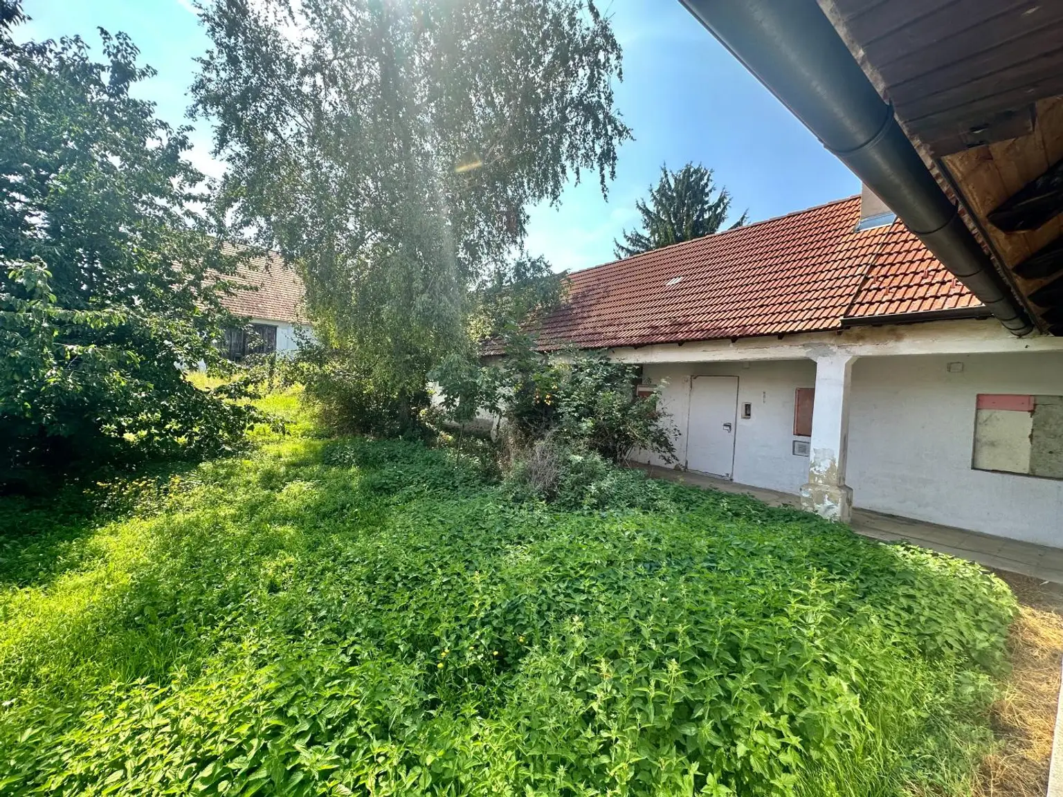 Ländliches Paradies - Sanierungsbedürftiges Landhaus auf großem Grundstück!