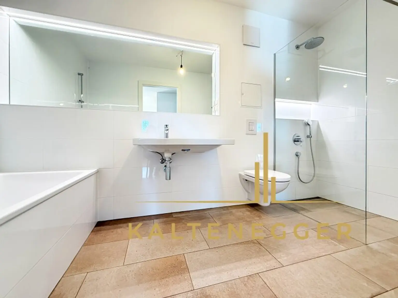 Bad mit 6,86 m²: Wanne, Dusche, Waschbecken, WC