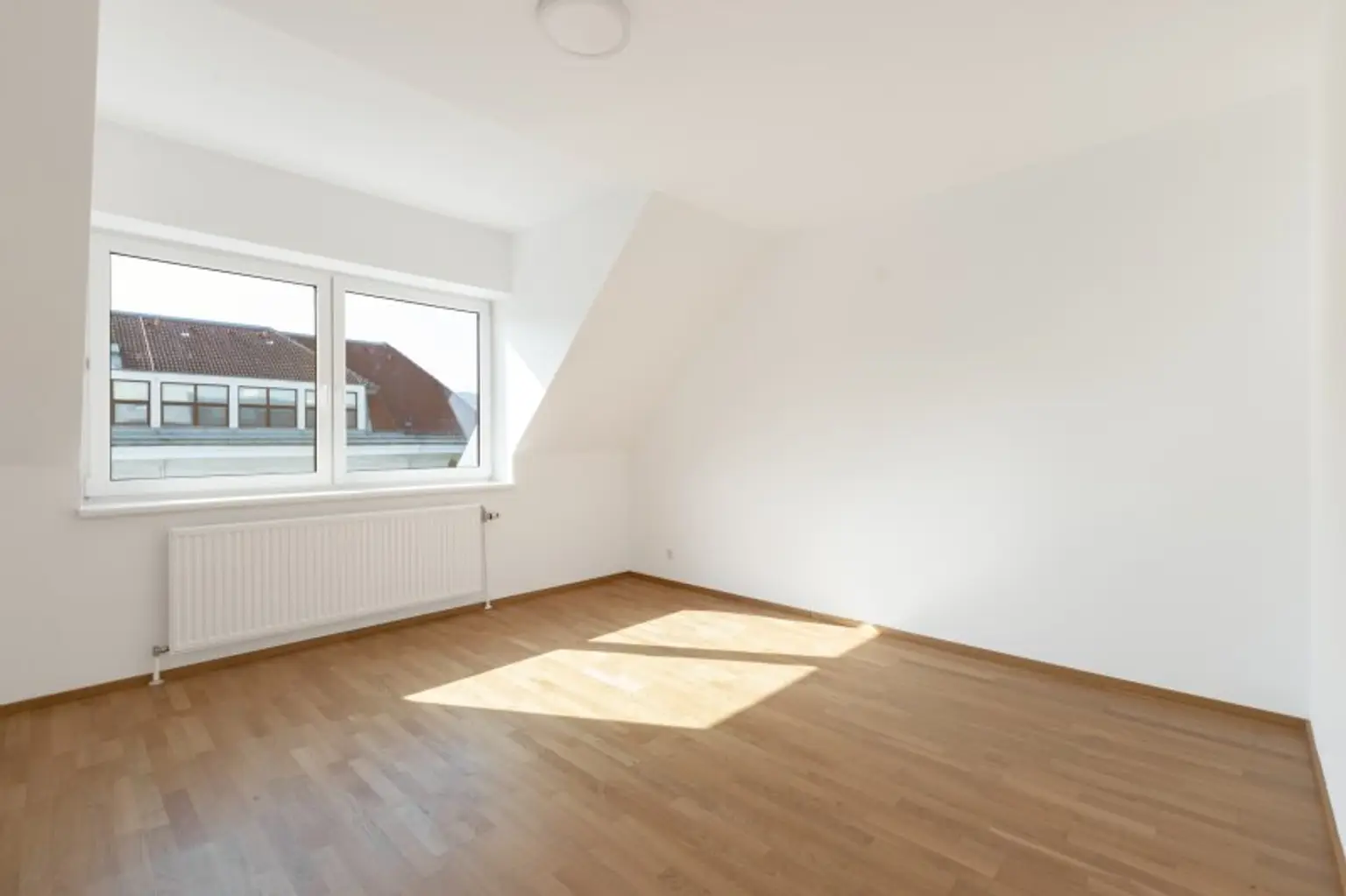 TOP ANGEBOT! Helle 4-Zi.-DG-Wohnung im 16. Bezirk! inkl. 2 Stellplätzen!