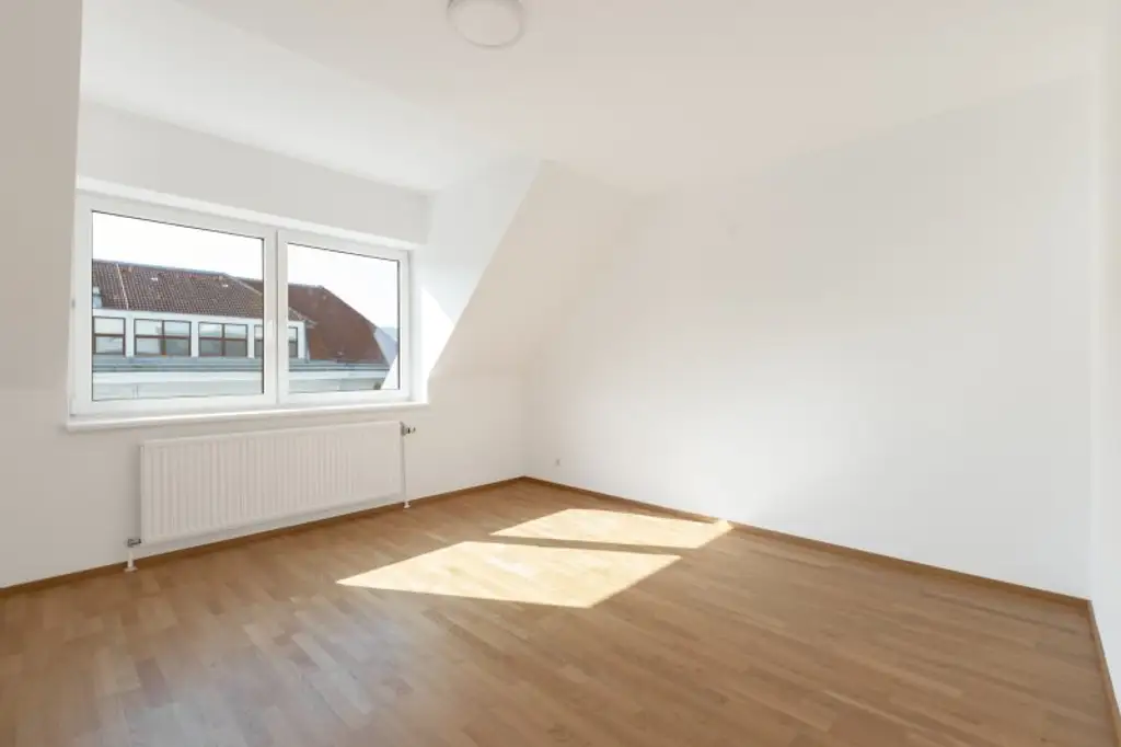 TOP ANGEBOT! Helle 4-Zi.-DG-Wohnung im 16. Bezirk! inkl. 2 Stellplätzen!