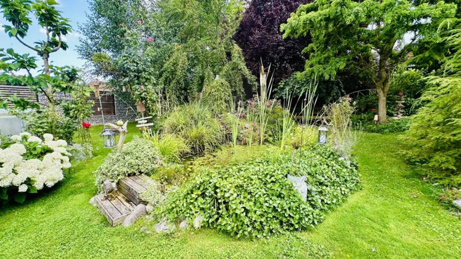 Zwei schöne Bungalows mit großem Garten
