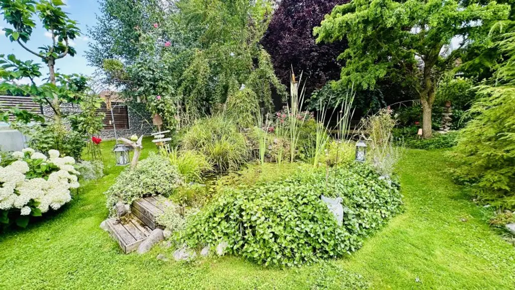 Zwei schöne Bungalows mit großem Garten