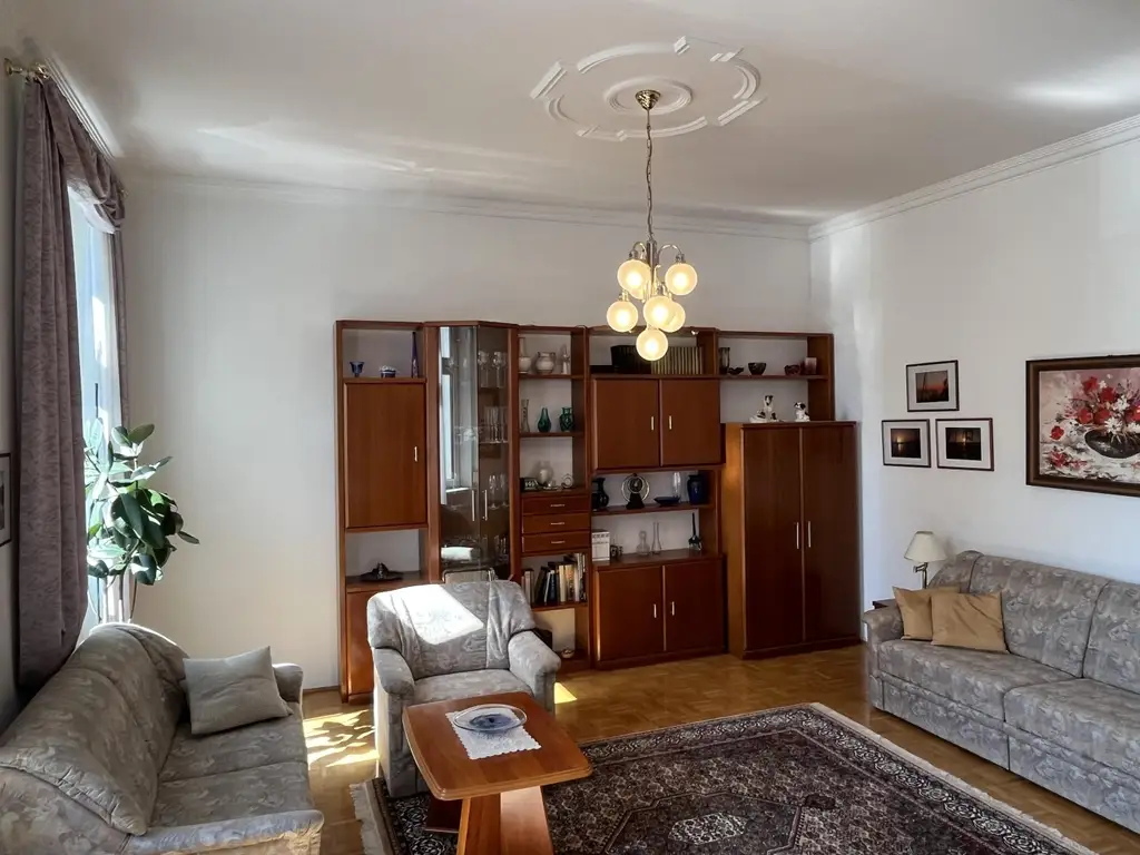 Sehr charmante Altbauwohnung in TOP-Lage