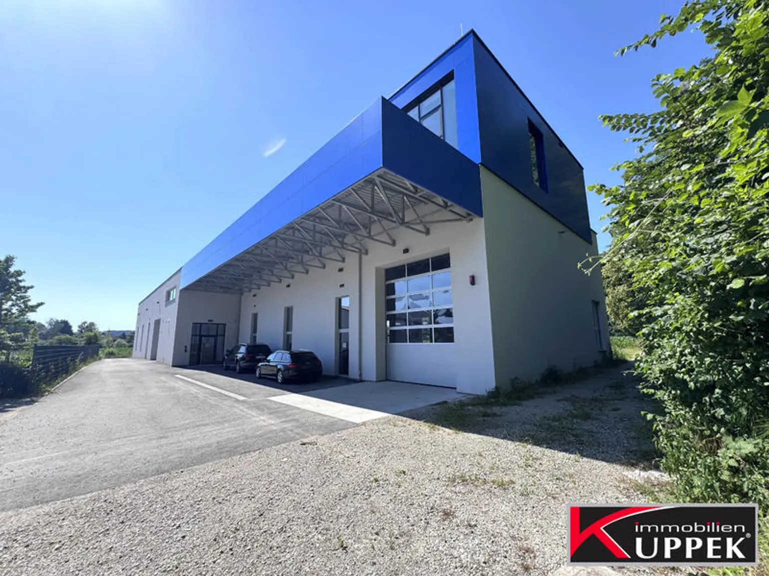 Zufahrt Halle Sektionaltor ca. 4m breit 5m hoch