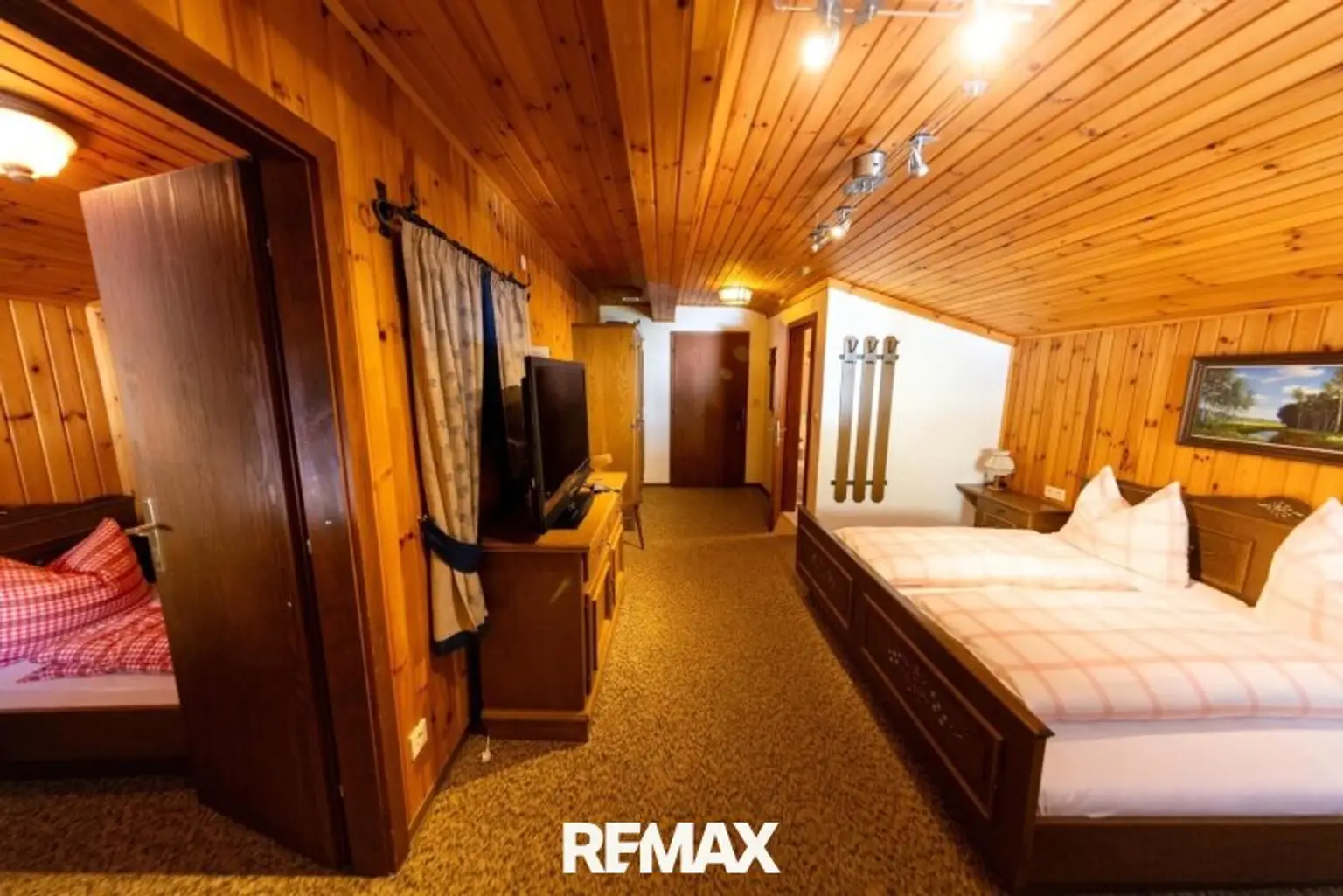 Zimmer + Bad Dachgeschoss