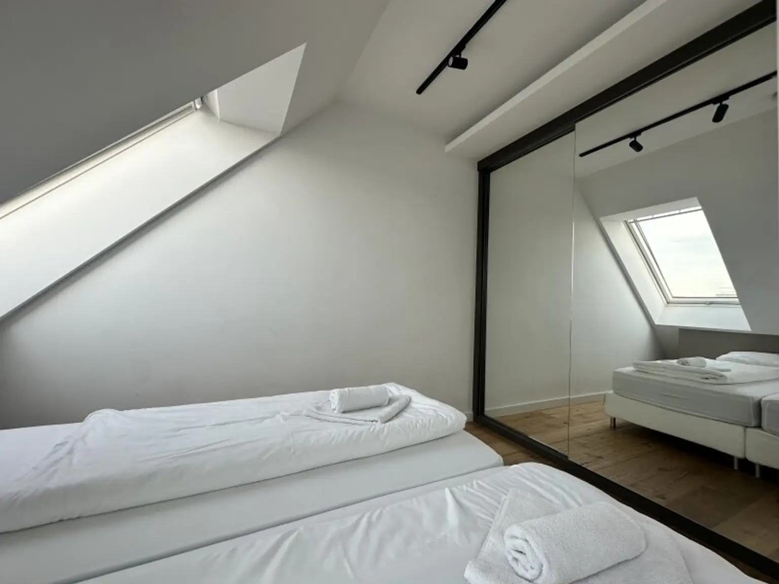 MÖBLIERTE WOHNUNG MIT DACHTERRASSE - MODERNSTE AUSSTATTUNG