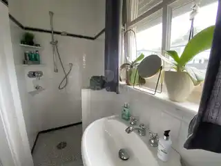 Badezimmer mit Dusche