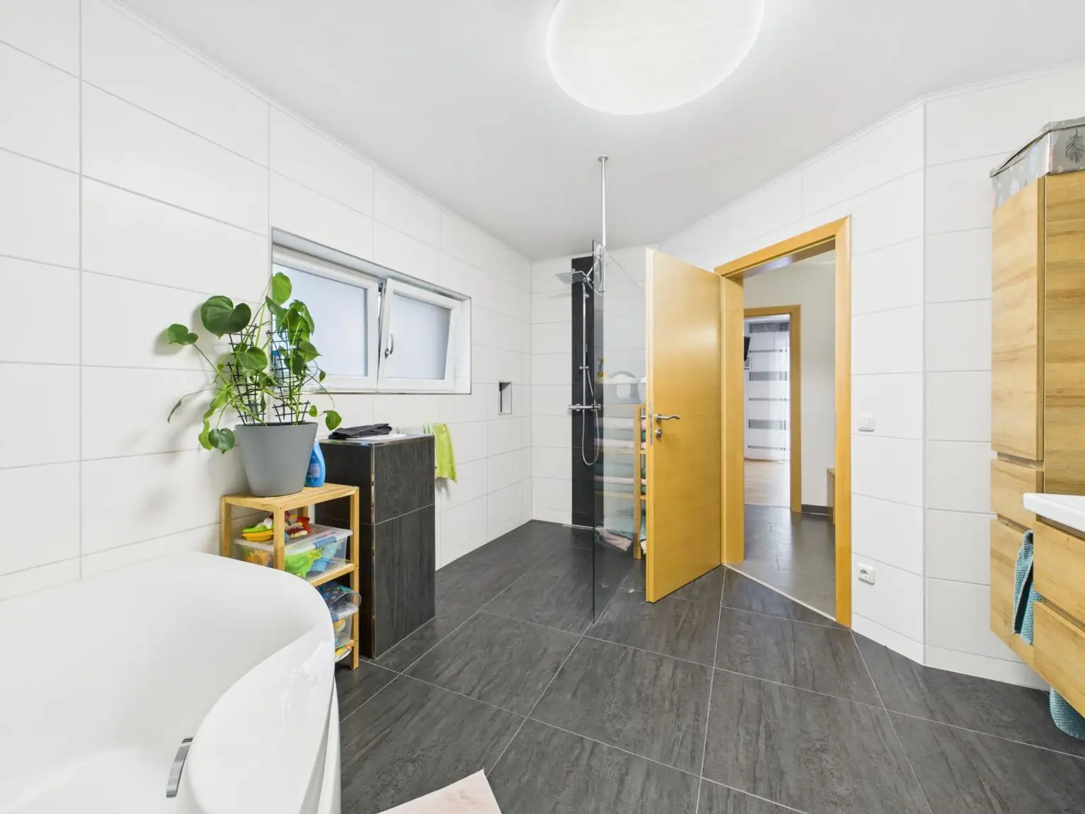 NÄHE WELS: Hochwertig modernisiertes Einfamilienhaus mit Traumgarten, Luxus - Poolanlage & smarter Haustechnik