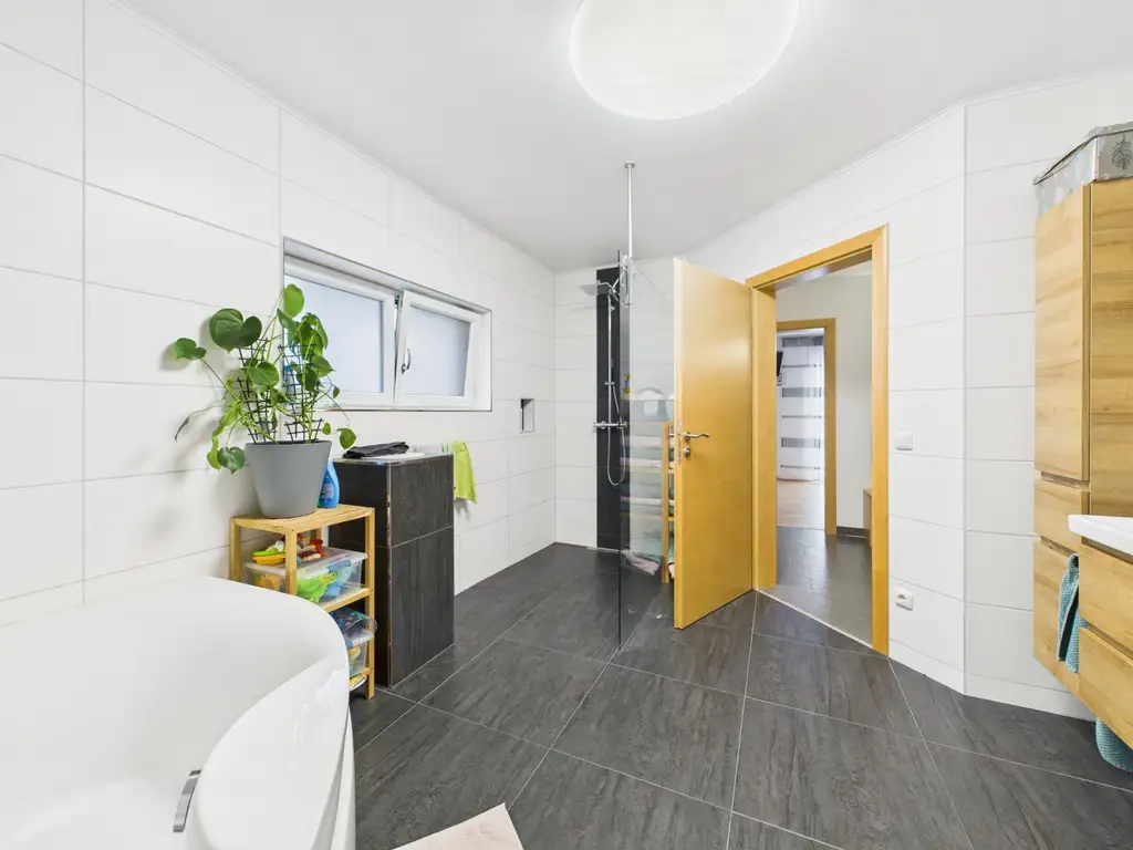 NÄHE WELS: Hochwertig modernisiertes Einfamilienhaus mit Traumgarten, Luxus - Poolanlage & smarter Haustechnik